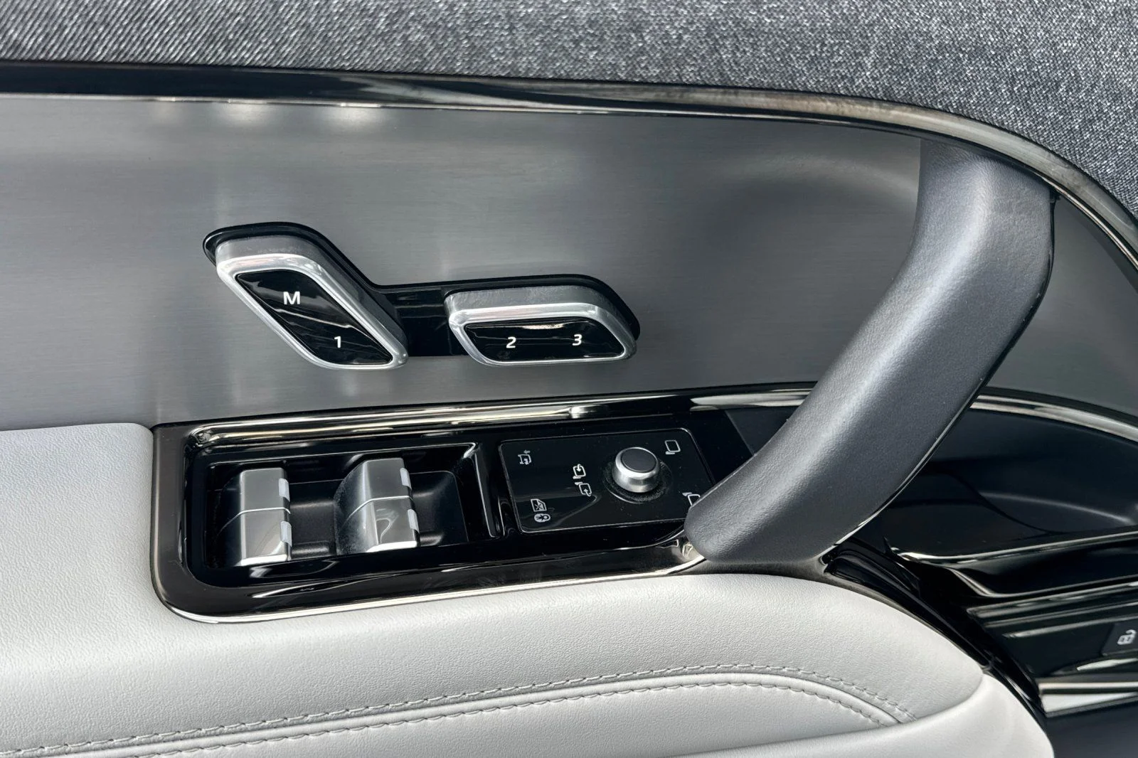 Used 2023 White Land Rover SE image 10