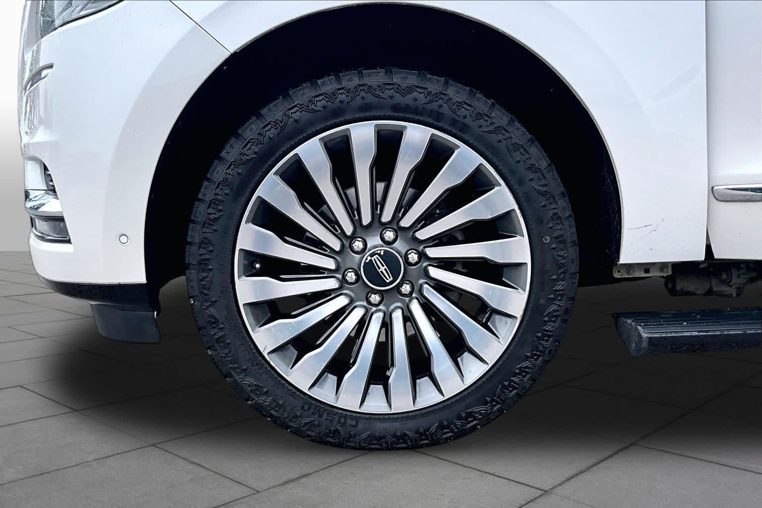Used 2018 White Platinum Metallic Tri-Coat Lincoln Reserve image 11