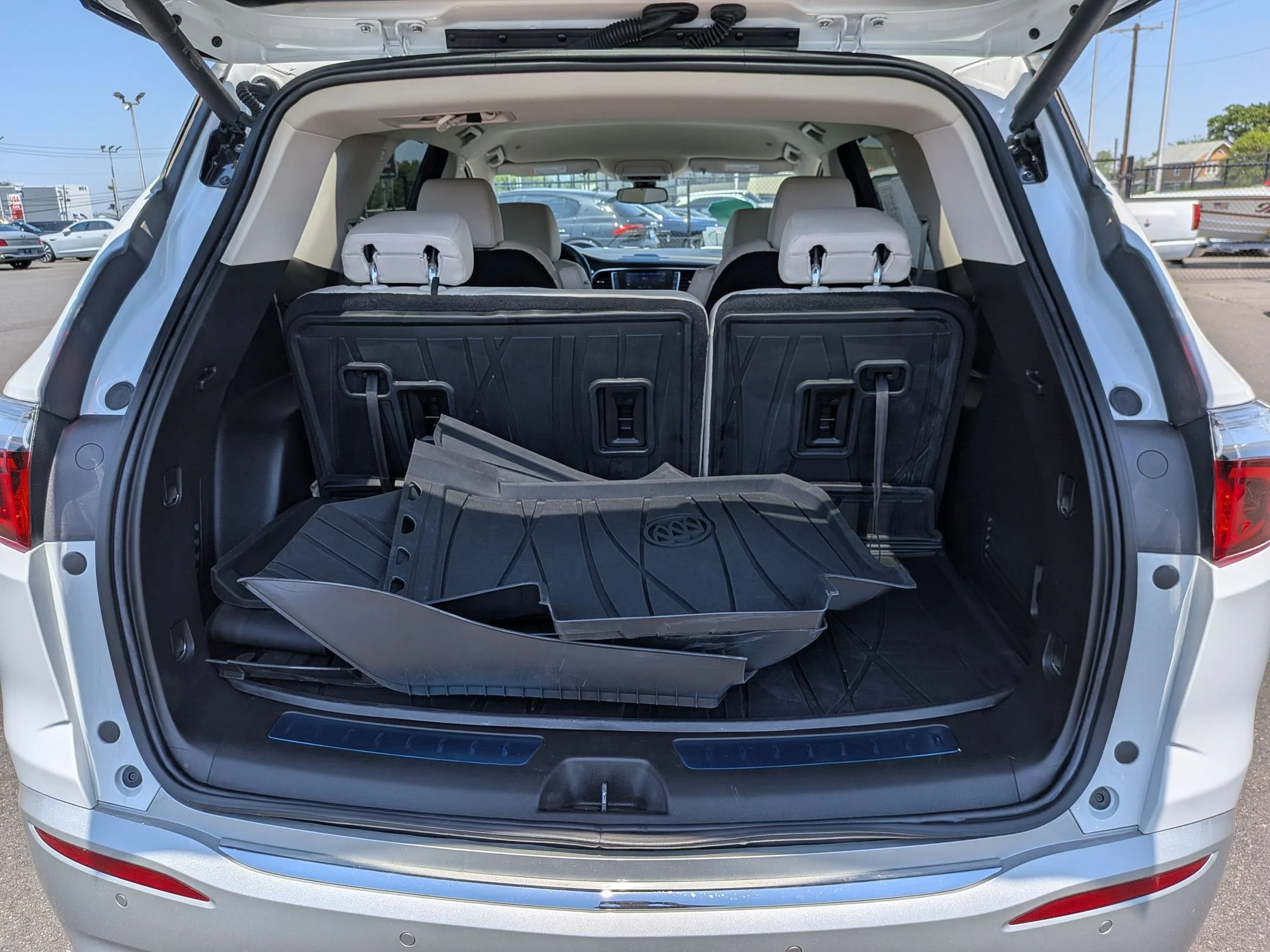 Used 2023 Summit White Buick Essence image 25