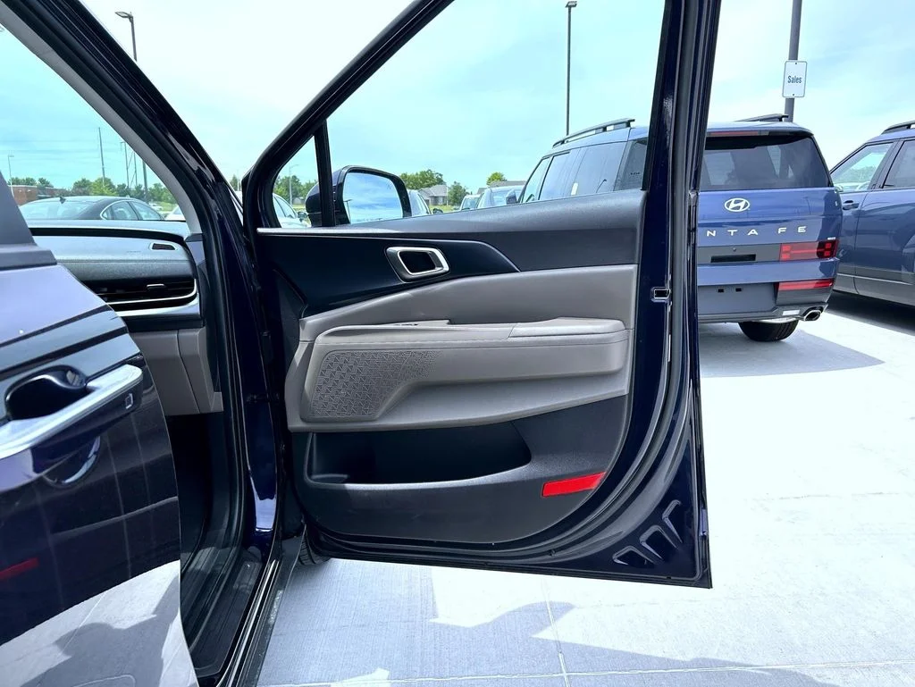 Used 2025 Blue Kia LXS image 17