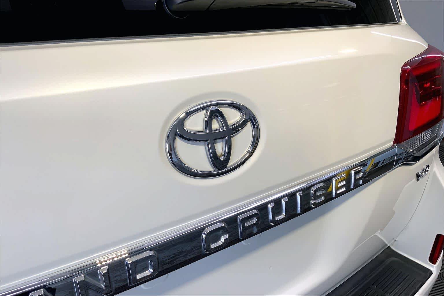 Used 2019 Blizzard Pearl Toyota  image 33