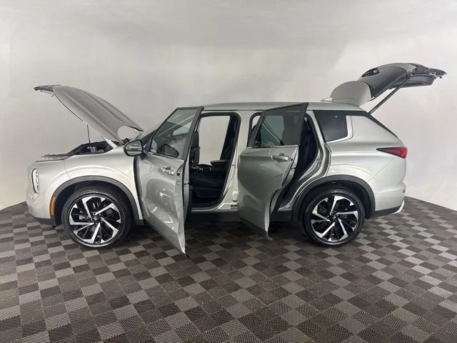 Used 2023  Mitsubishi SE image 9