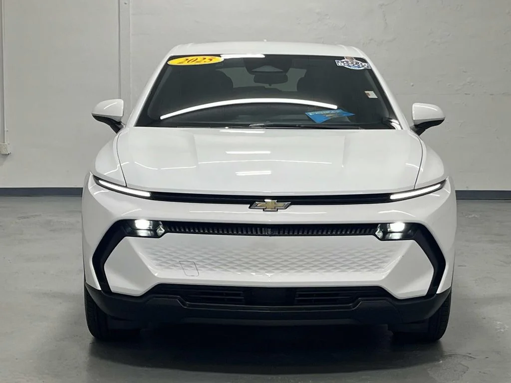 Used 2025 Summit White Chevrolet LT image 3