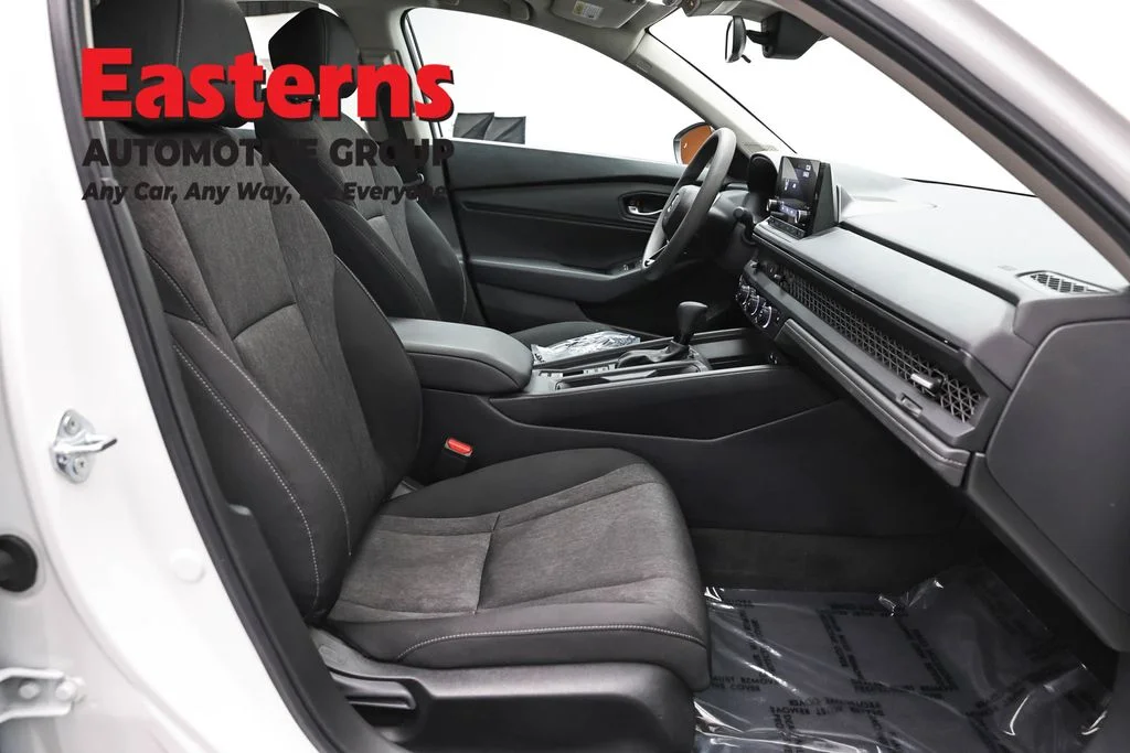 Used 2025 White Honda SE image 23