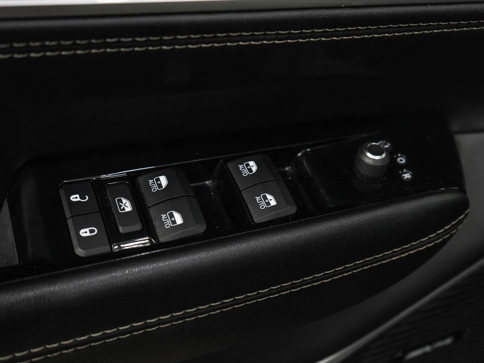 Used 2023 Diamond Black Crystal Pearlcoat Jeep Series II image 24