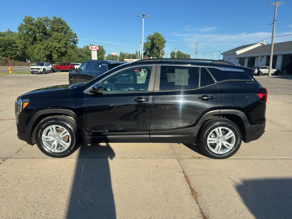 Used 2022 Ebony Twilight Metallic GMC SLE image 1