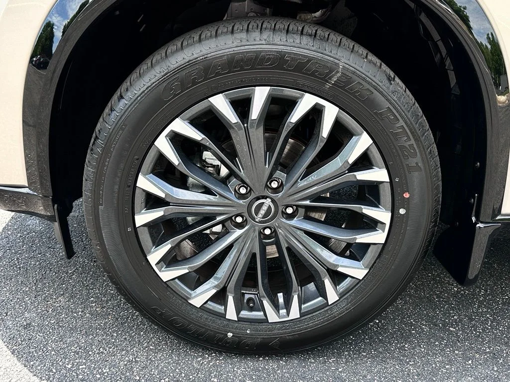 New 2026 Champagne Silver Metallic / Super Black Two-tone Nissan Platinum image 12