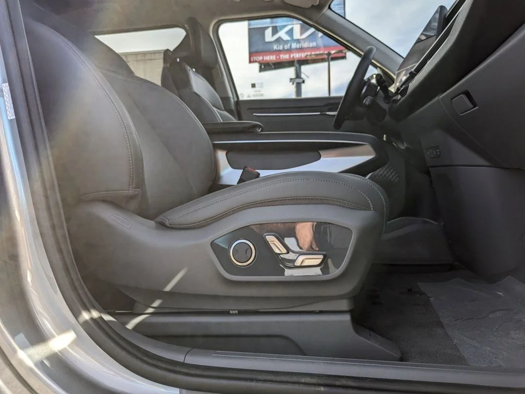 New 2024 Pebble Gray Kia Light RWD image 36