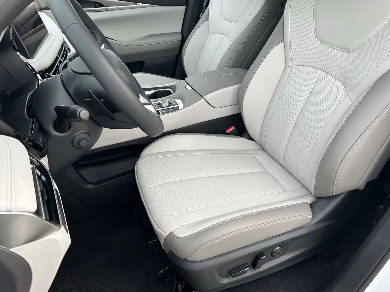 Used 2027 RADIANT WHITE INFINITI Luxe AWD image 13