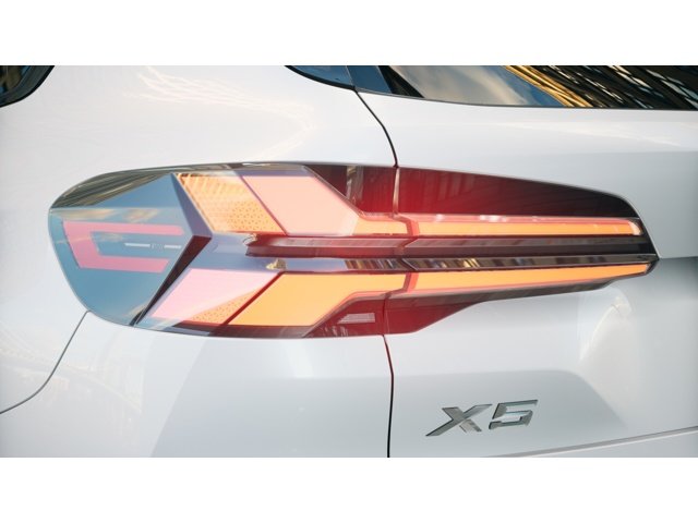 New 2026 Mineral White Metallic BMW xDrive40i image 8