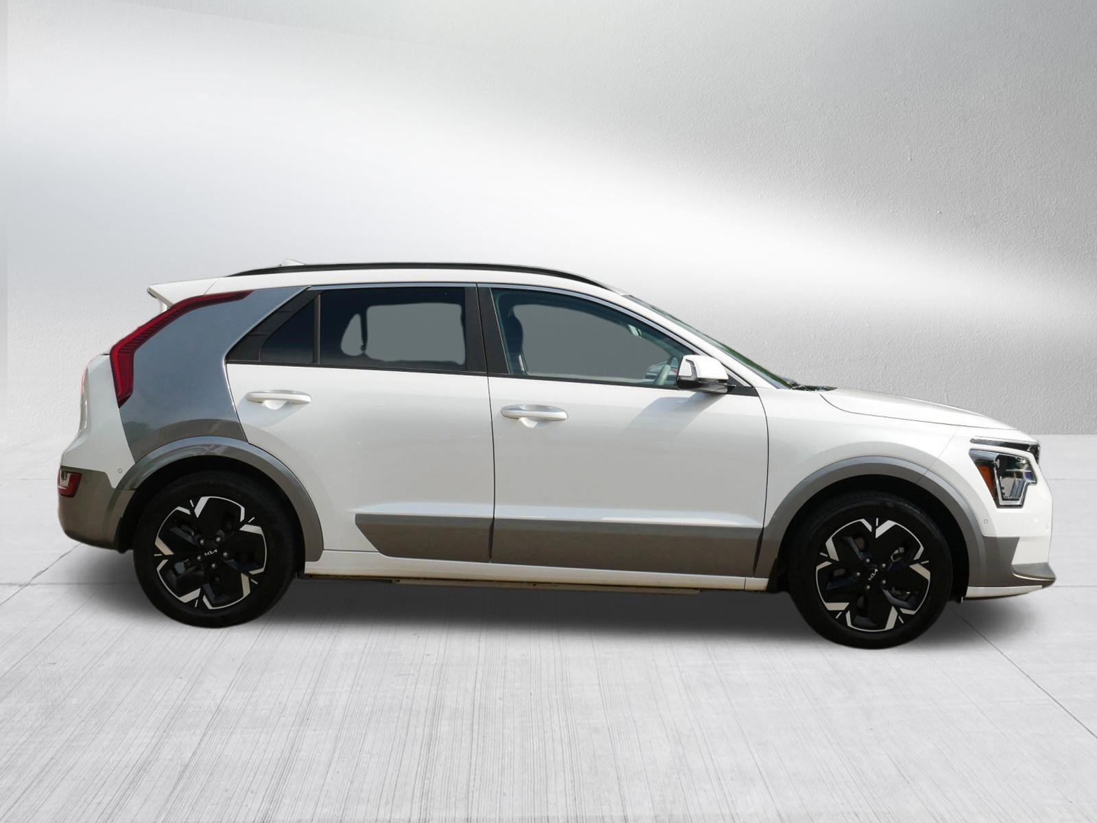 Certified Used 2024 Snow White Pearl Kia Wave image 8