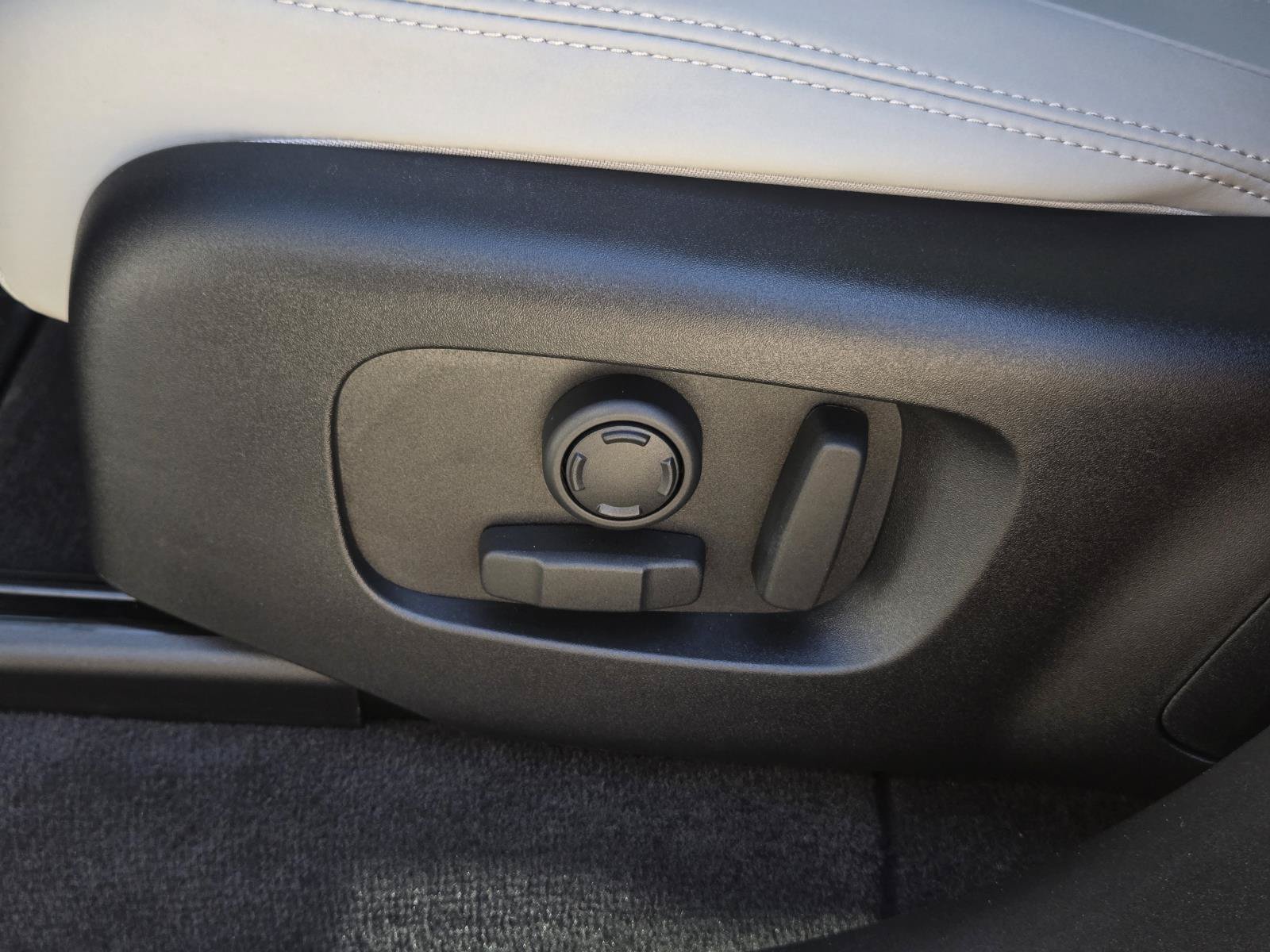 Used 2025 Fuji White Land Rover Dynamic SE image 30