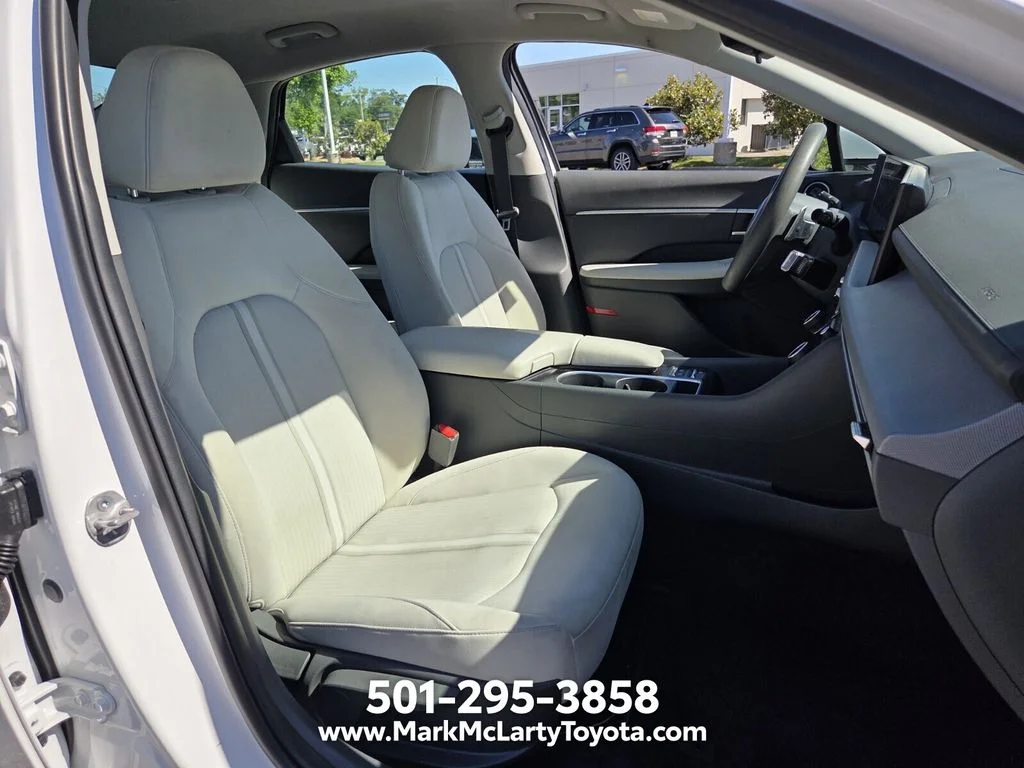 Used 2025 White Hyundai SEL image 15
