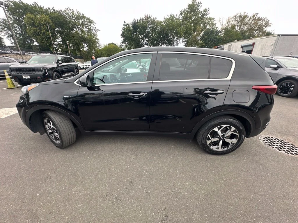 Used 2022 Red Kia LX image 3