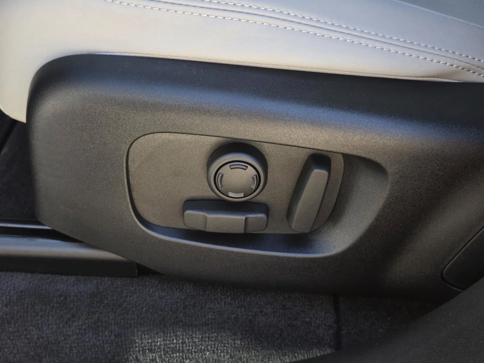 Certified Used 2025 Fuji White Land Rover Dynamic SE image 30