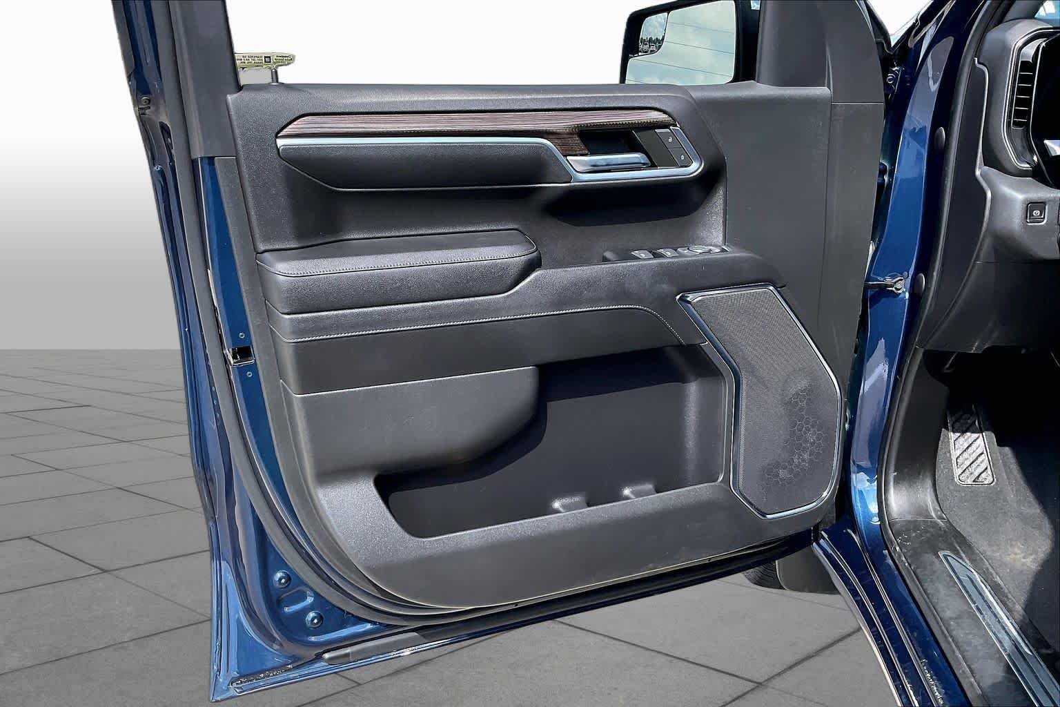 Used 2023 Northsky Blue Metallic Chevrolet LT image 21