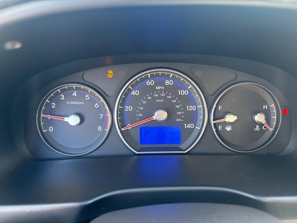 Used 2011 Gray Hyundai SE image 12