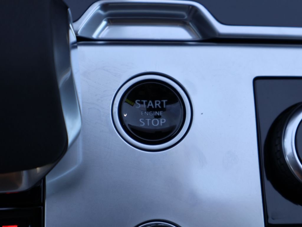 Used 2023 Ostuni Pearl White Land Rover SE image 27