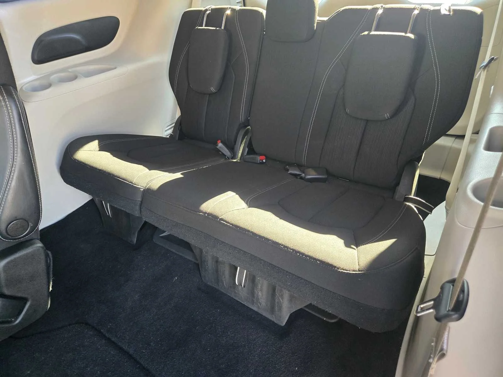 Used 2023  Chrysler LX image 15