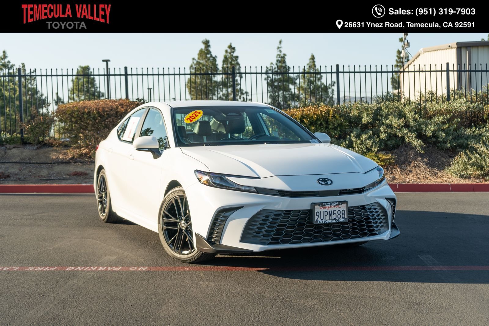 Used 2025 Ice Toyota SE image 1