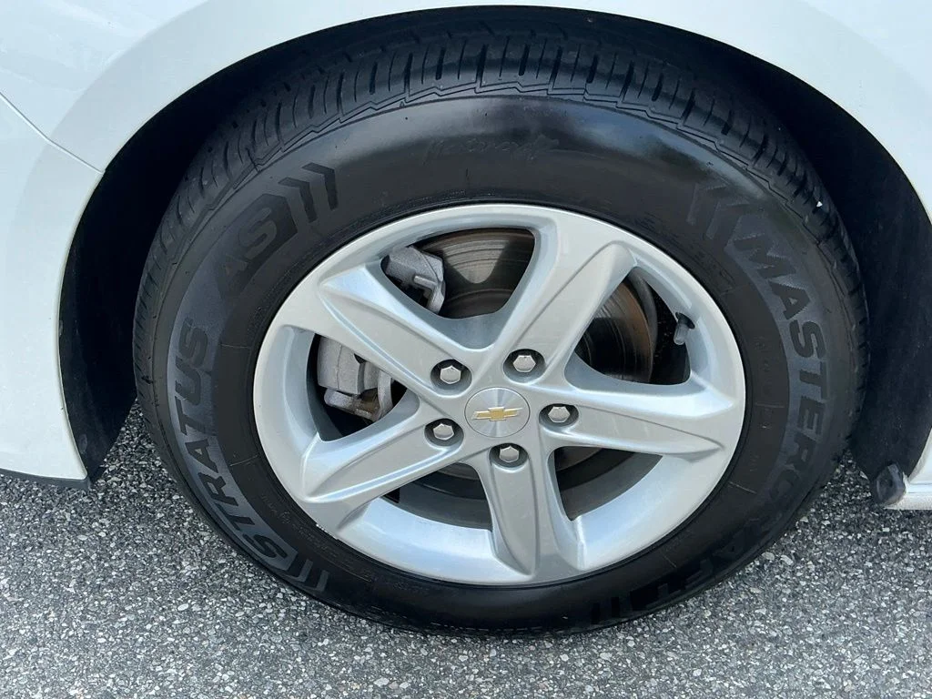 Used 2024 White Chevrolet LT image 27