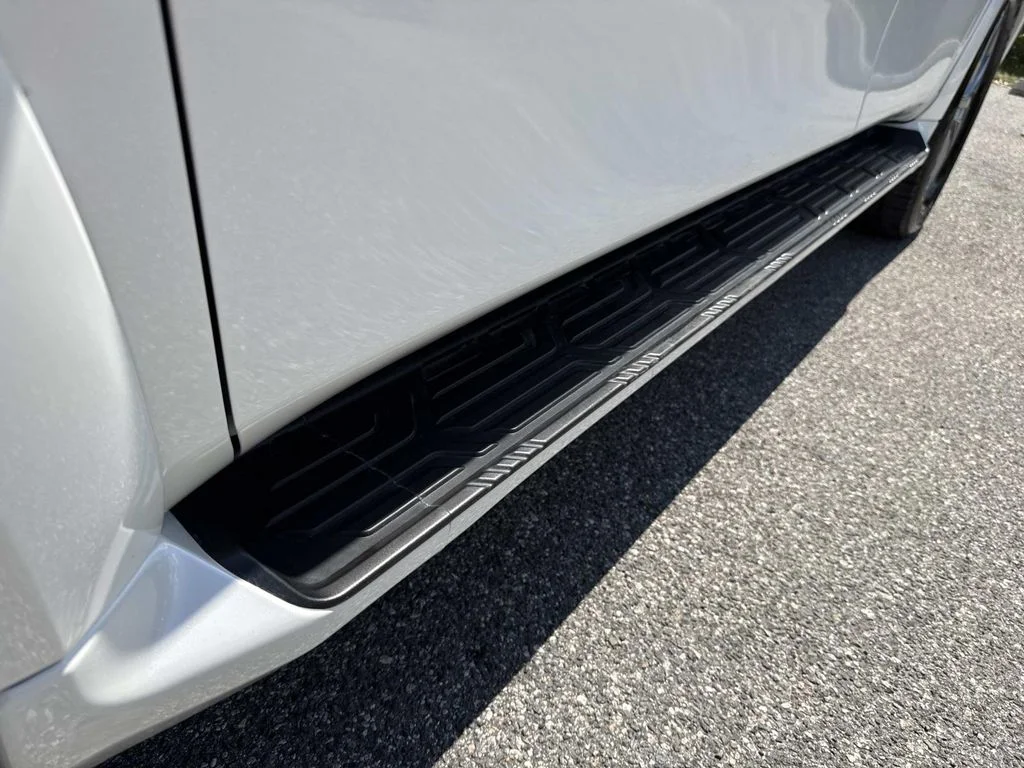 Used 2022 White INFINITI LUXE image 13