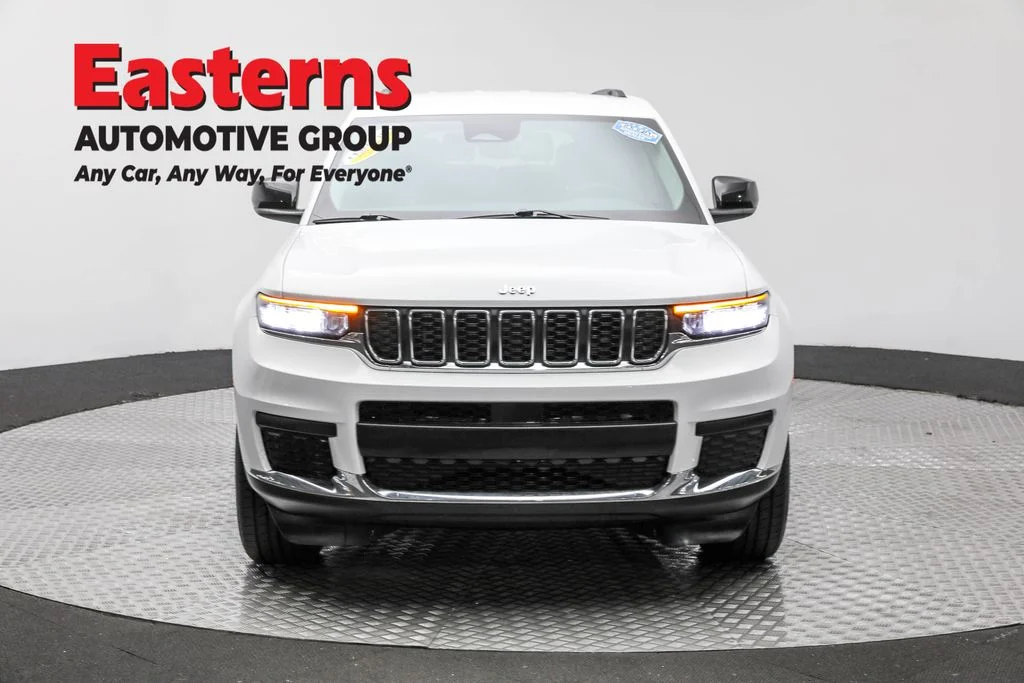 Used 2023 White Jeep Laredo image 2