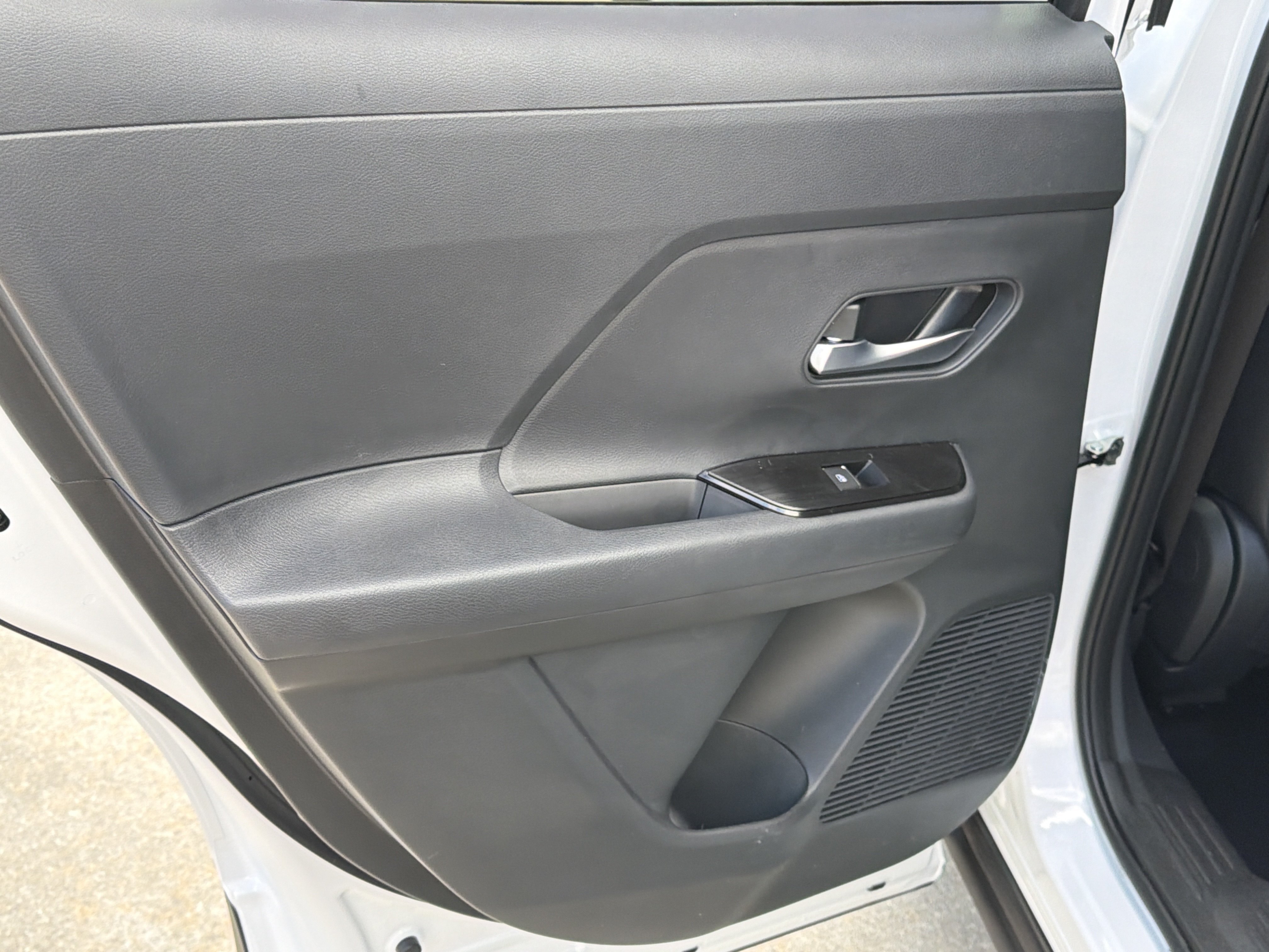 New 2026 Aspen White Tricoat/Super Black Nissan SR image 22