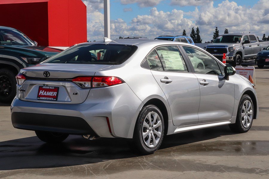 New 2027 Classic Silver Metallic Toyota LE image 6