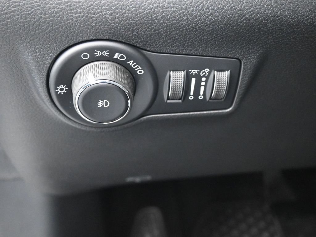 New 2026 Silver Zynith Metallic Clearcoat Jeep Latitude image 21