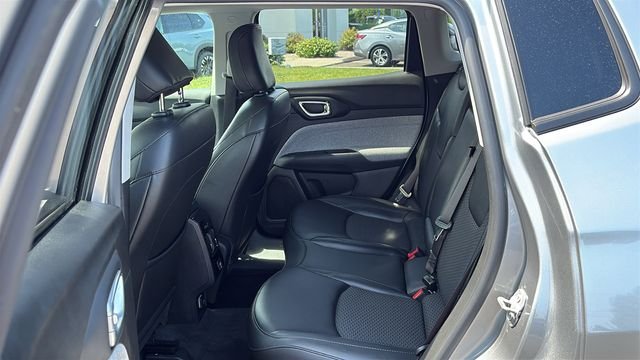 Used 2022 Silver Jeep Latitude image 21