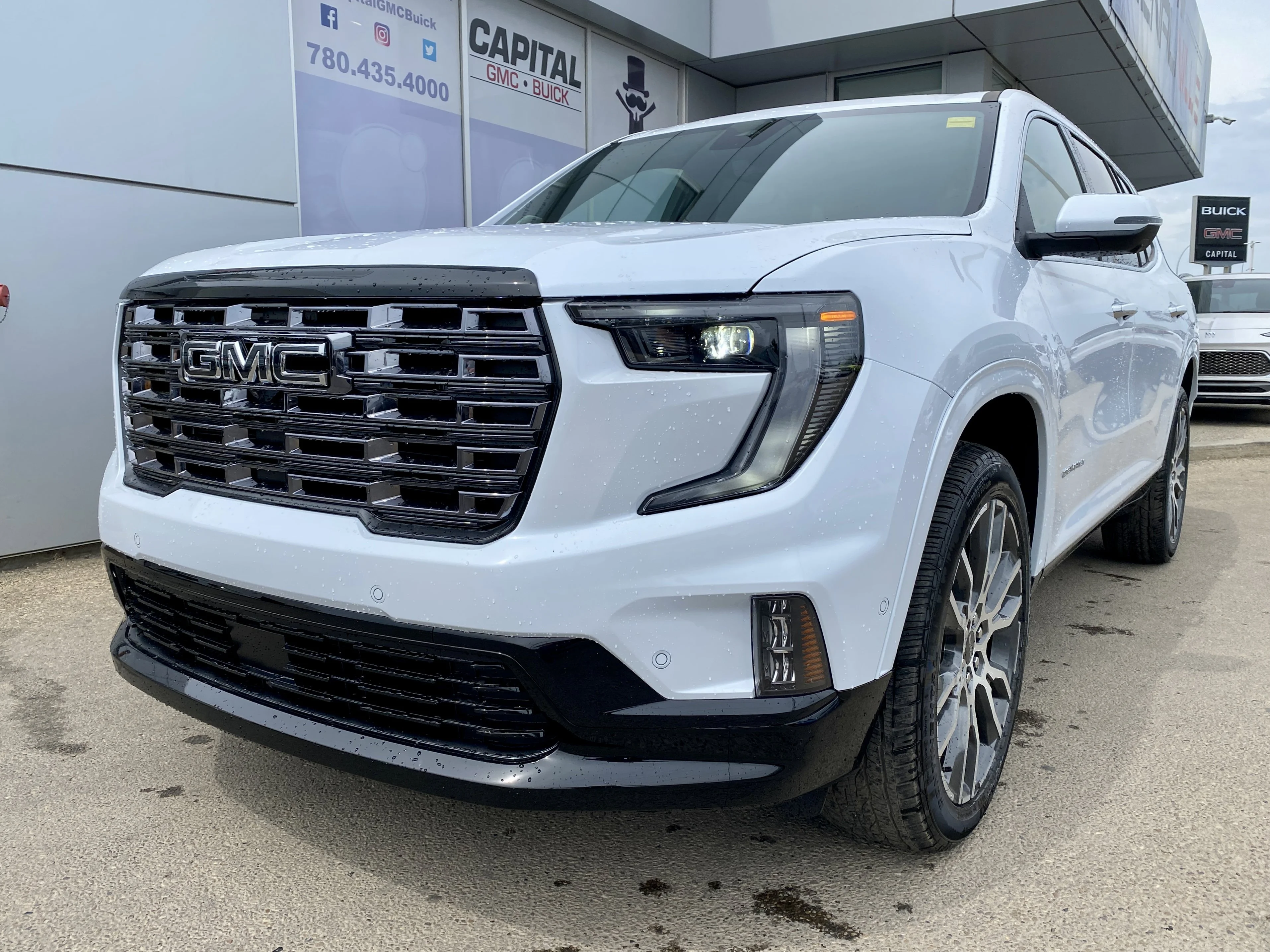 New 2026 GLACIER WHITE TRICOAT GMC Denali Ultimate image 2