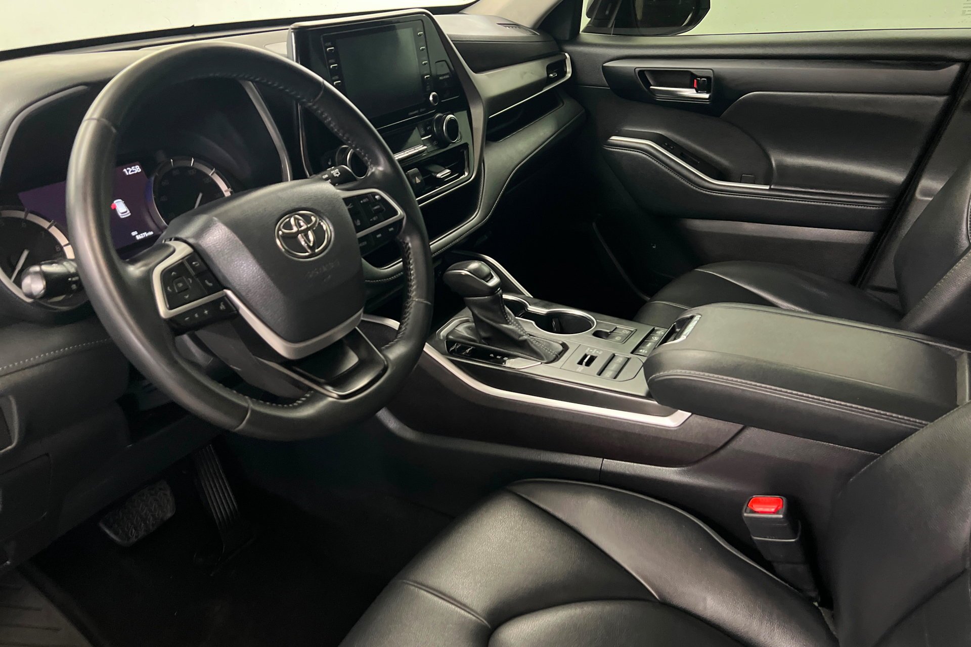 Used 2022 Gray Toyota XLE image 16