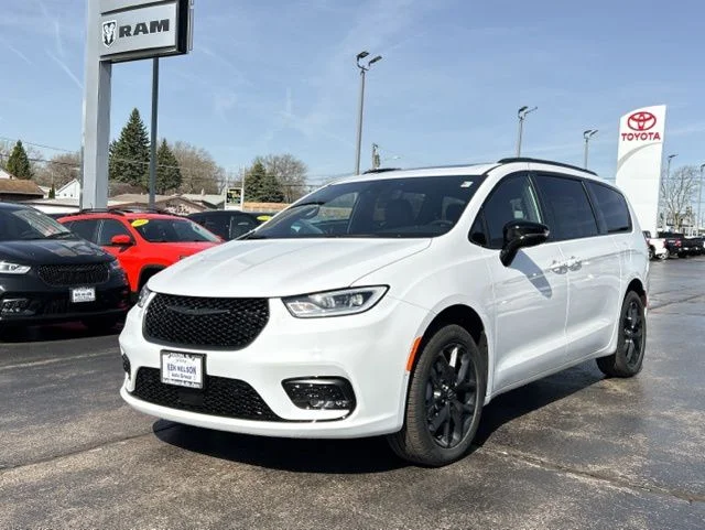 New 2026 Bright White Clearcoat Chrysler Limited image 5