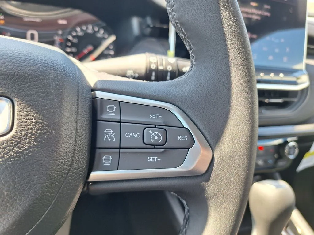 New 2026 Diamond Black Crystal Pearlcoat Jeep Latitude image 21