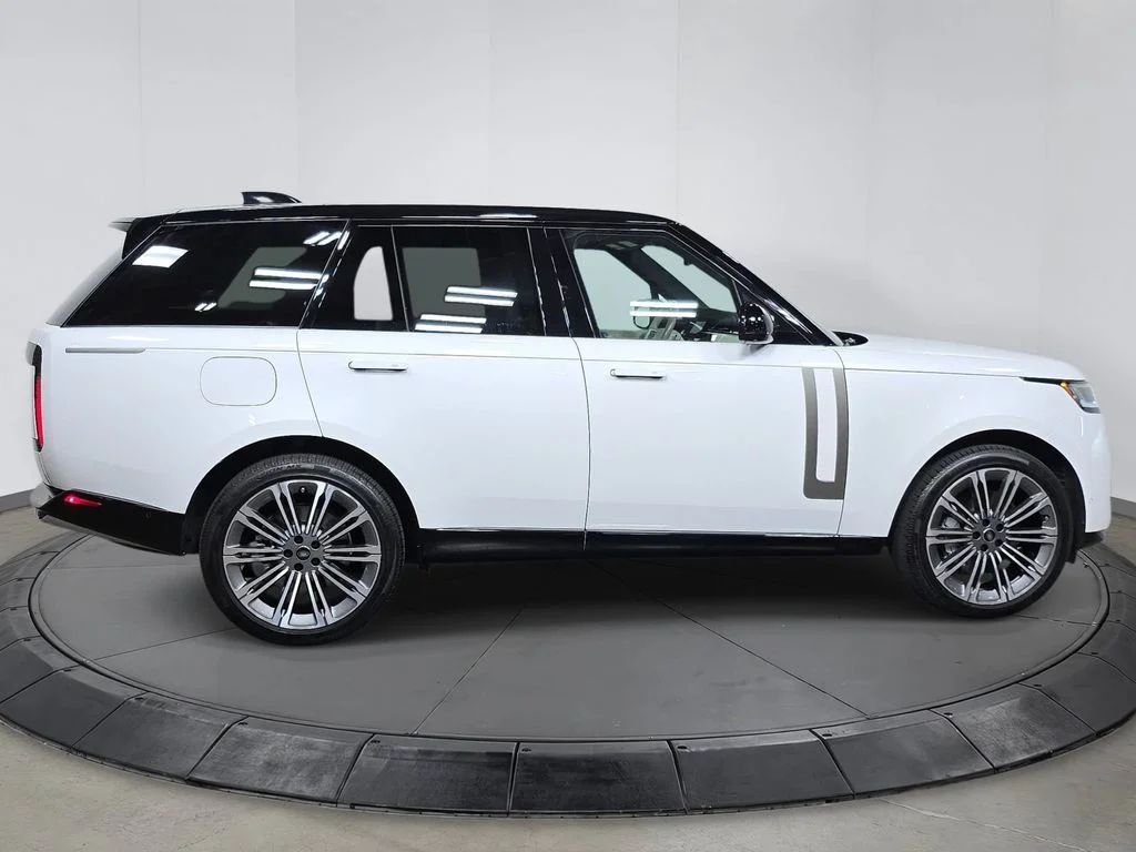 Used 2025  Land Rover SE image 8