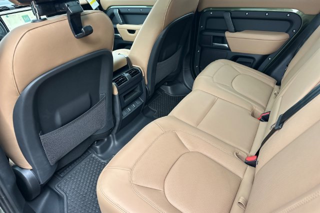 New 2026 Woolstone Green Land Rover X-Dynamic SE image 11