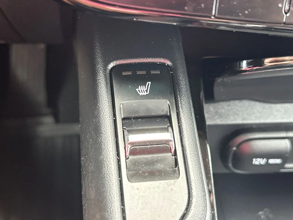 Used 2023 White Kia S image 29