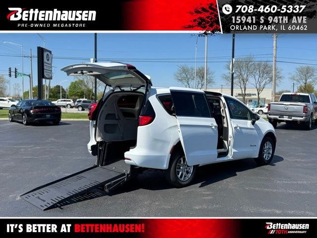 2023 Chrysler Voyager LX's photo