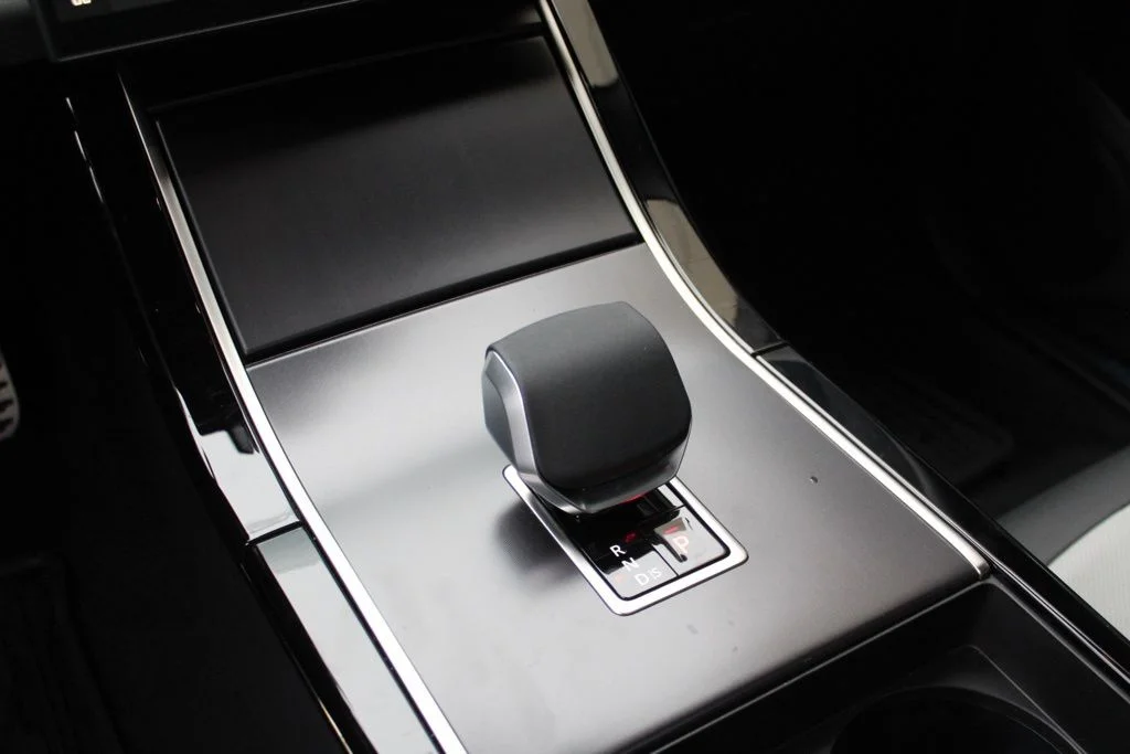Certified Used 2026  Land Rover Dynamic image 23