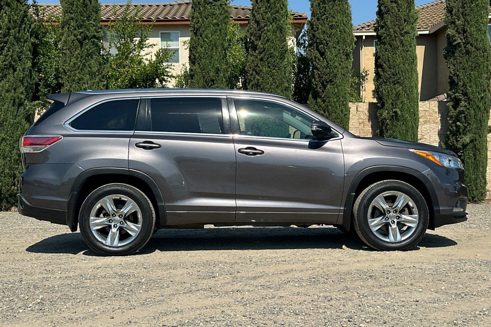 Used 2015 Predawn Gray Mica Toyota Limited image 2