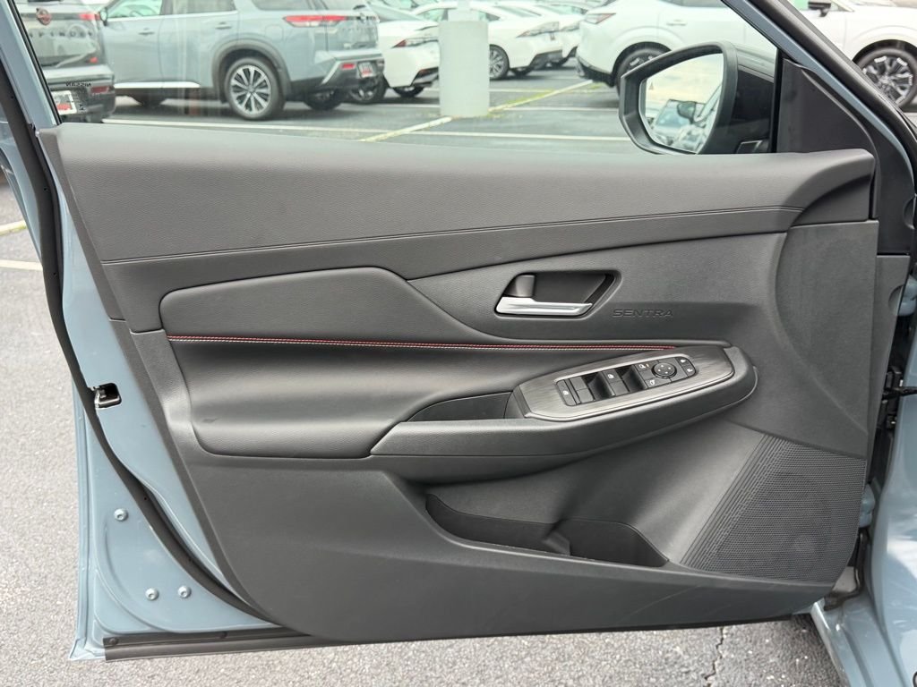 New 2026 Atlantic Gray Metallic / Super Black Two-tone Nissan SR image 12