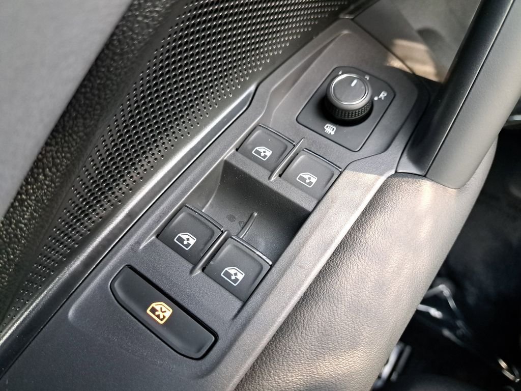 2025 Volkswagen Tiguan SE - Photo 25