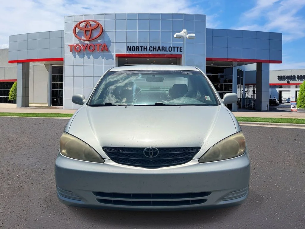 Used 2002 Silver Toyota LE image 2