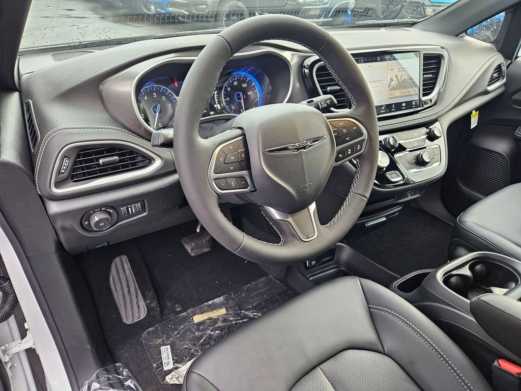 New 2026 Bright White Clear-Coat Exterior Paint Chrysler Select image 13