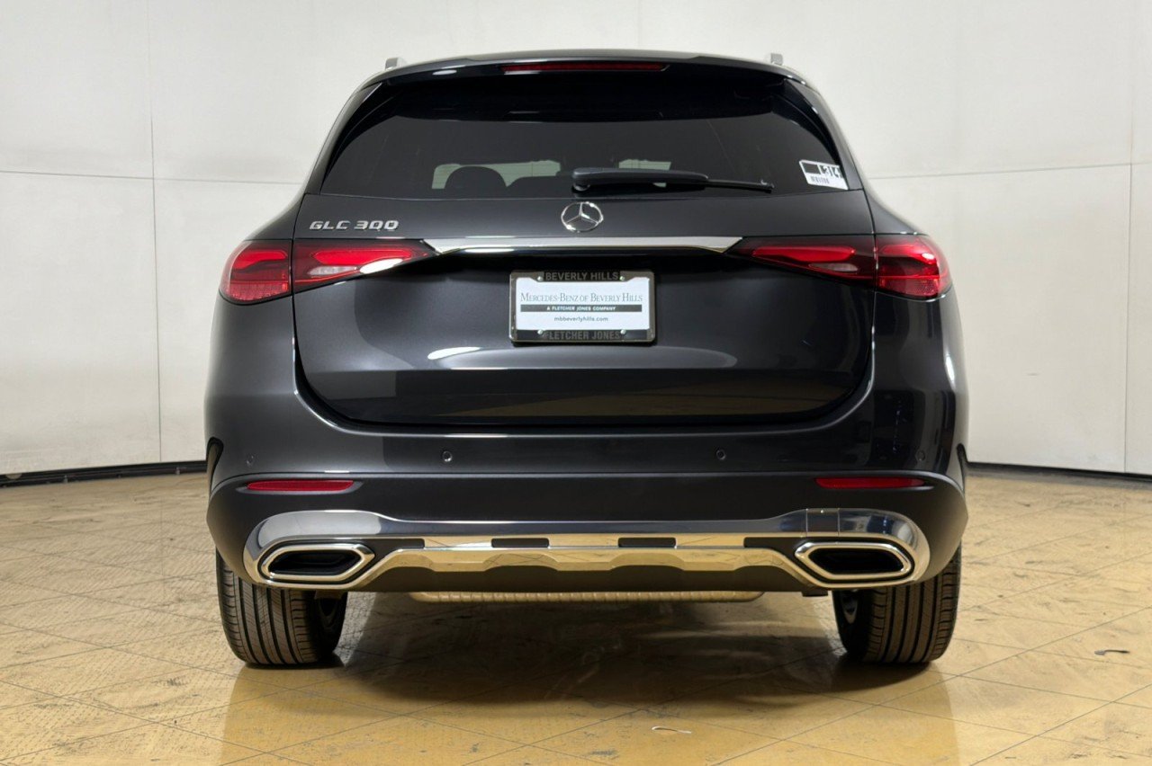 Used 2026 Graphite Grey Metallic Mercedes-Benz GLC 300 image 4