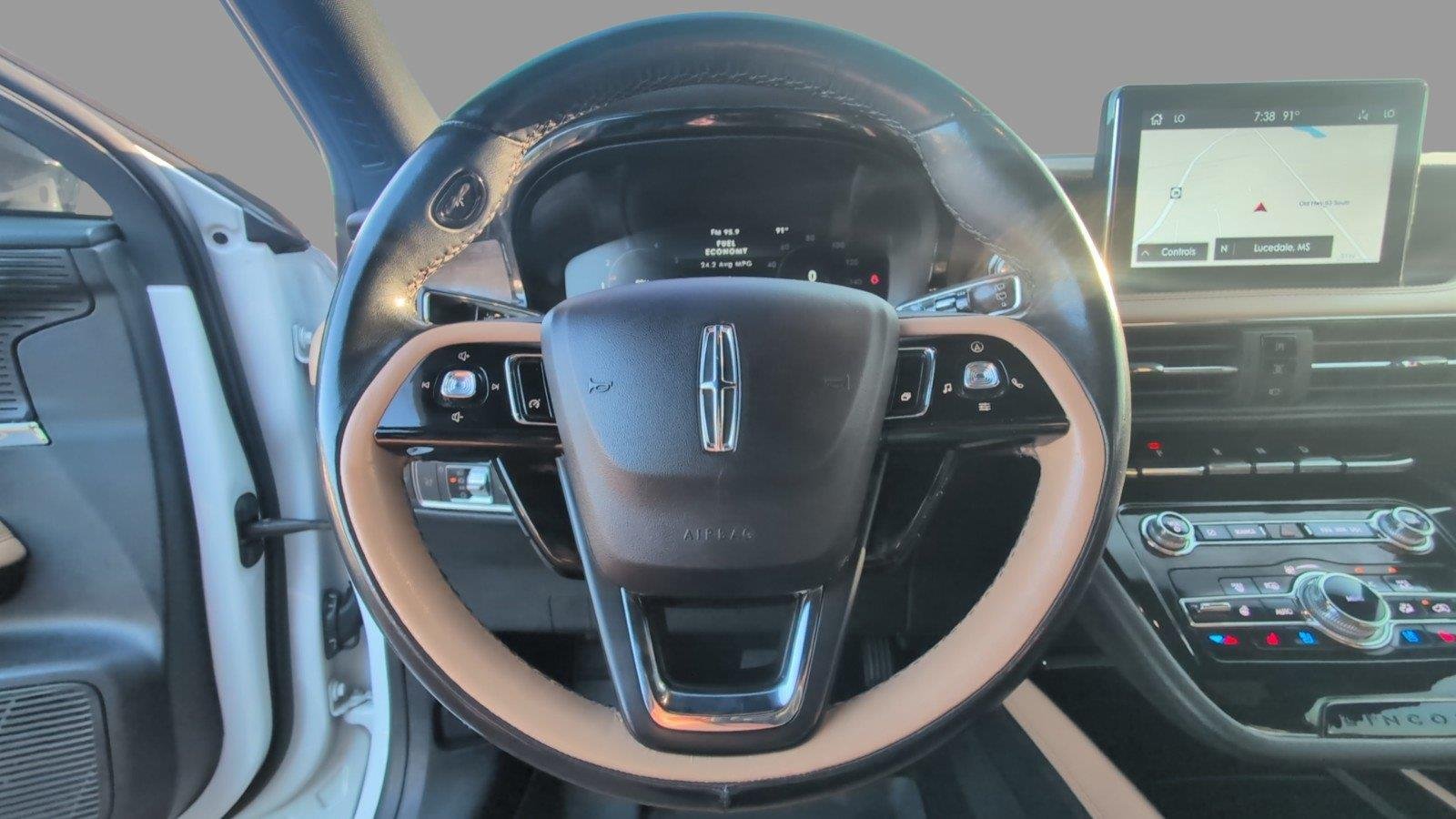 Used 2022 Pristine White Metallic Tri-Coat Lincoln Reserve image 28