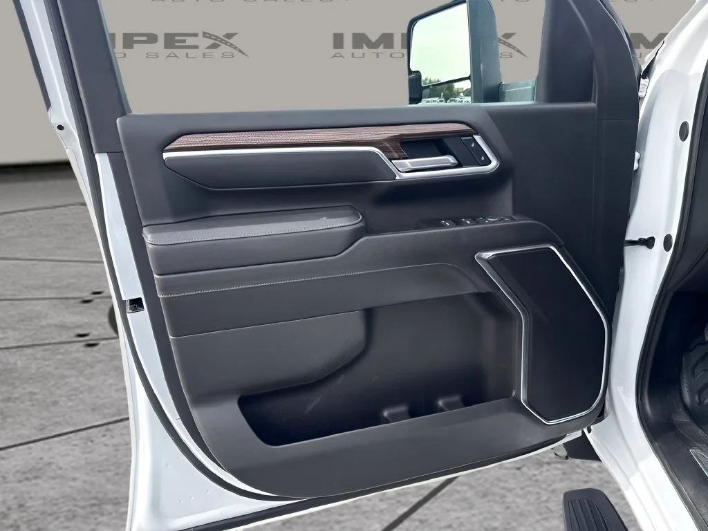 Used 2025 White Chevrolet LT image 24