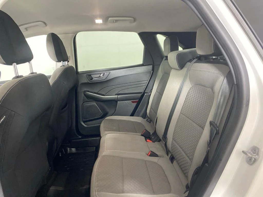 Used 2022 White Metallic Ford SE image 19