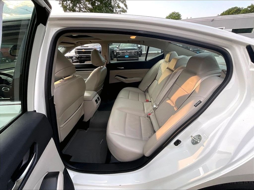 Used 2019 White Nissan 2.5 SL image 15